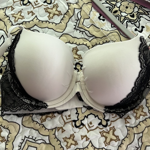 Victoria’s Secret ladies lace bra - Picture 5 of 5